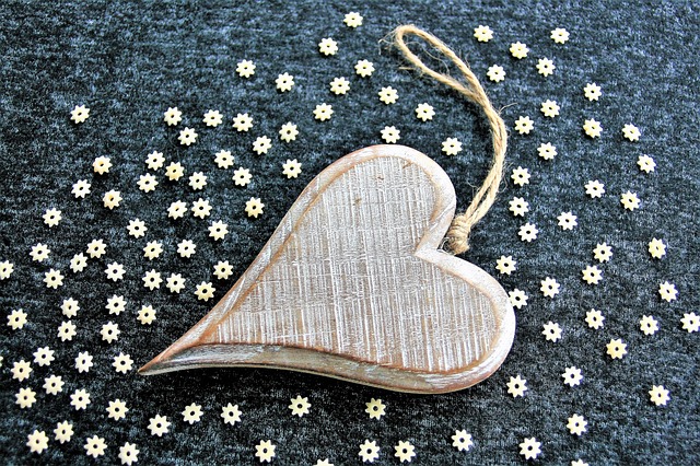 wooden heart 3077104 640